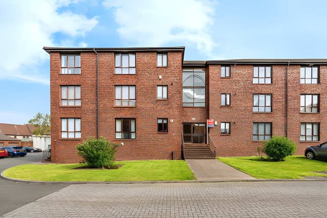 The Rutherford Court property offers a ground floor position in a quiet residential setting in Kirkcaldy