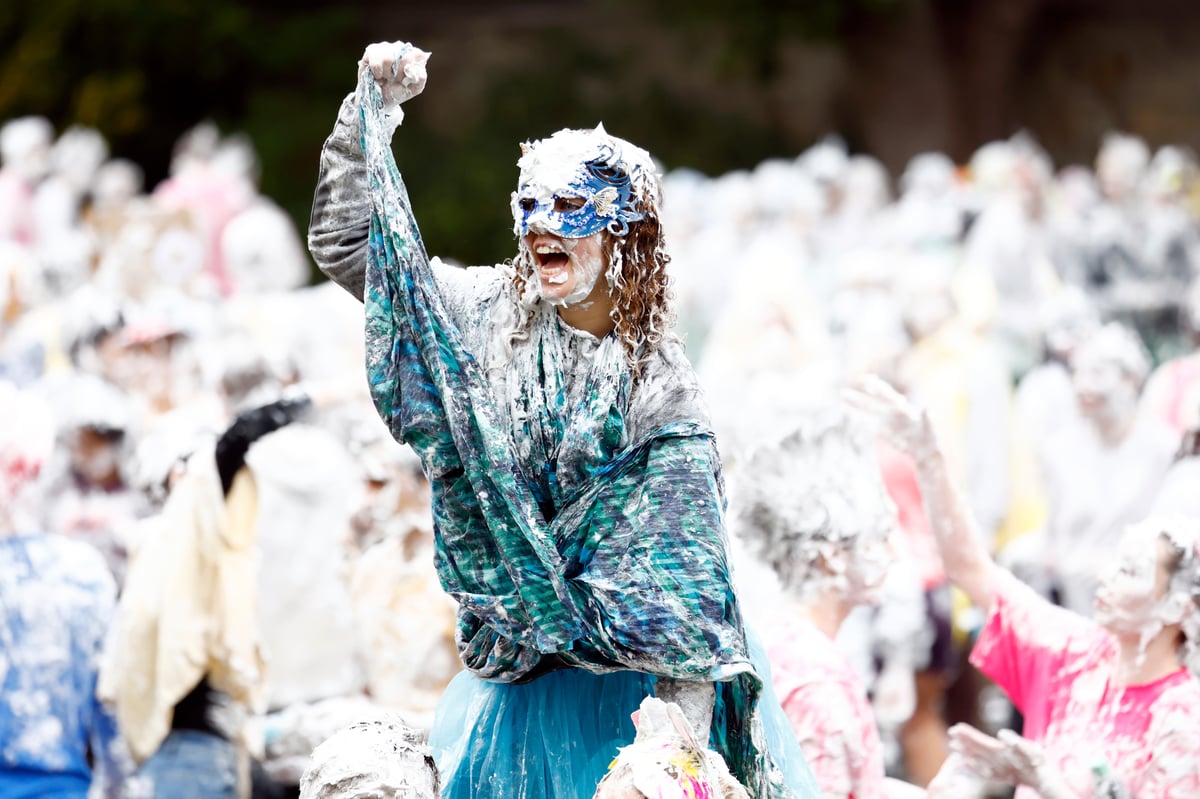 University freshers celebrate Raisin Monday with foam and messiness