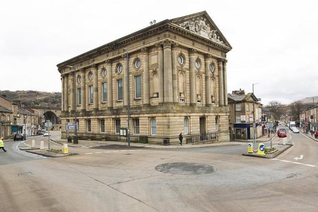 This 19th century hall was designed by John Gibson. On the outside there is carved stonework featuring two central female figures, one representing Lancashire and the other represents Yorkshire.
