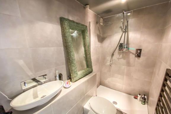 It benefits from an en-suite shower room with walk-in shower.