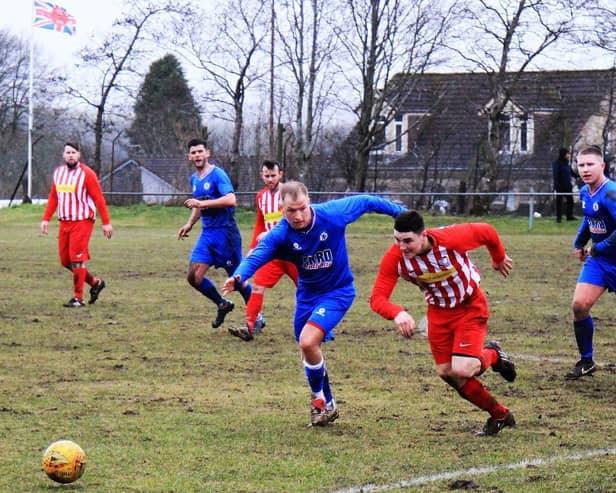 The race is on as Newburgh look to break up the line. Pic by Graham Strachan.