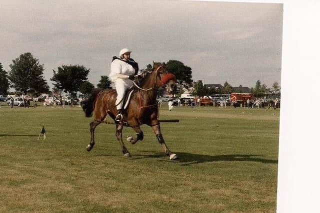 Pony trotting in the 80s