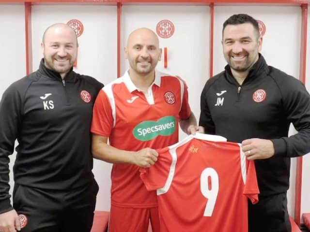 New signing Paul McManus with Glens’ co-managers Kevin Smith (left) and John Martin.