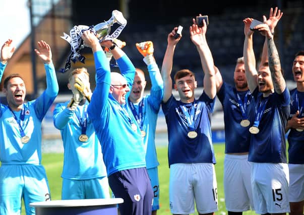 John McGlyn lifts the League One trophy. (Pic: Fife Photo Agency)