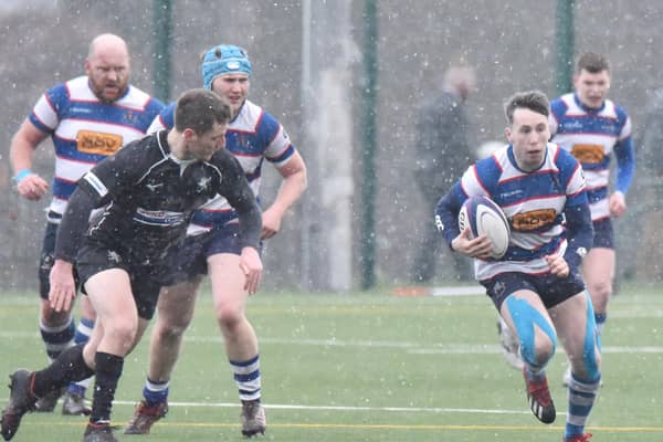 Centre Jack Todd makes a rare break for Howe. Pic by Chris Reekie.