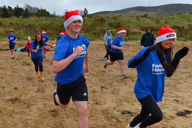 Foyle Hospice supporters race to the sea for the annual Christmas Day swim at Ludden beach, Buncrana. Photo: George Sweeney.  DER2151GS – 033