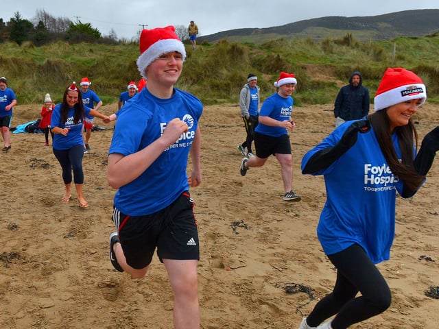 Foyle Hospice supporters race to the sea for the annual Christmas Day swim at Ludden beach, Buncrana. Photo: George Sweeney. DER2151GS – 033