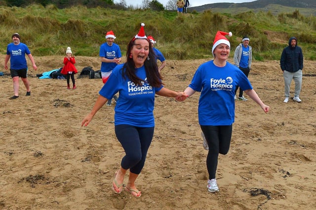 Foyle Hospice supporters race to the sea for the annual Christmas Day swim at Ludden beach, Buncrana. Photo: George Sweeney.  DER2151GS – 034