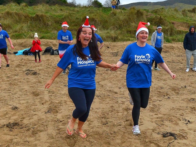 Foyle Hospice supporters race to the sea for the annual Christmas Day swim at Ludden beach, Buncrana. Photo: George Sweeney. DER2151GS – 034