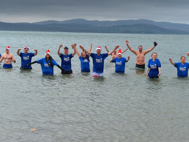 Group taking part in annual Christmas Day swim at Ludden beach Buncrana to raise funds for the Foyle Hospice. Photo: George Sweeney. DER2151GS – 035