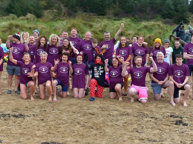 Children’s Eye Cancer supporters pictured at the annual Christmas Day swim at Ludden beach, Buncrana. Photo: George Sweeney. DER2151GS – 030