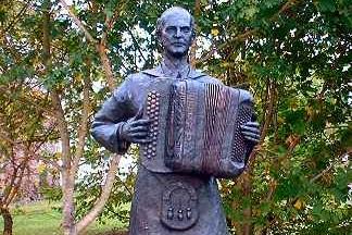 The statue in Auchtermuchty that pays tribute to legendary musician, Sir Jimmy Shand