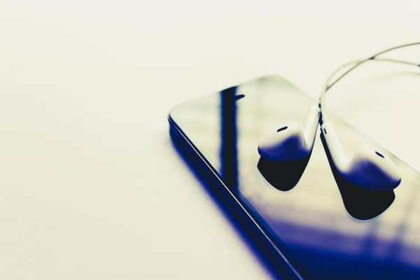 Headsets need to be compulsory for all mobile phone conversations | Pic rupixen/Pixabay