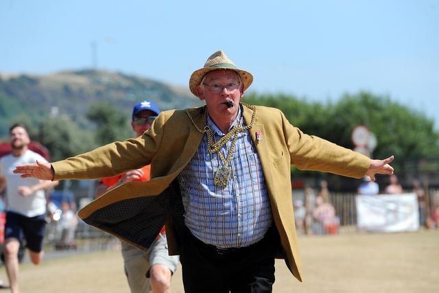 Fife Provost  Jim Leishman takes part in the games day races