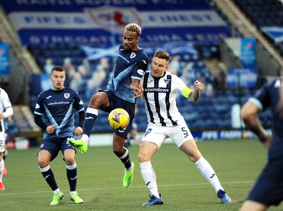 Manny Duku and Euan Murray tussle in the Fife derby (Pic: Fife Photo Agency)