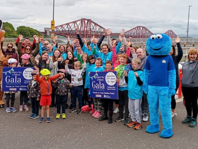 Dalgety Bay & Hillend Gala were joined by REMAX Dalgety Bay, What The Fork and the Cookie Jar Foundation for a sponsored walk across the Forth Road Bridge to raise money for this year’s Gala.