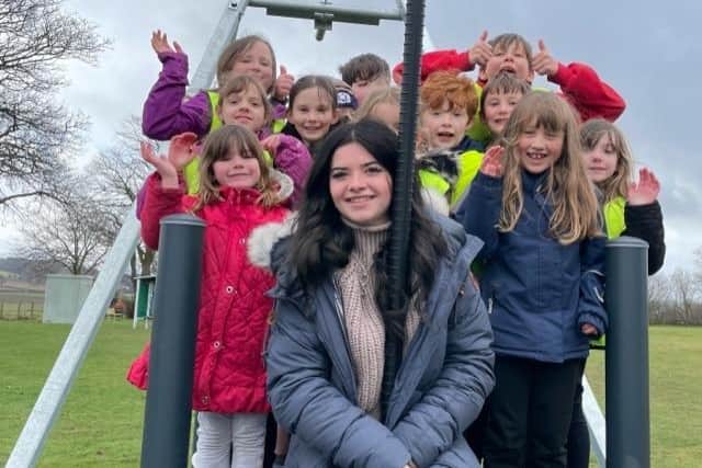 Current P1-7 pupils from Pitlessie Primary School thanking former pupil Niamh Frape