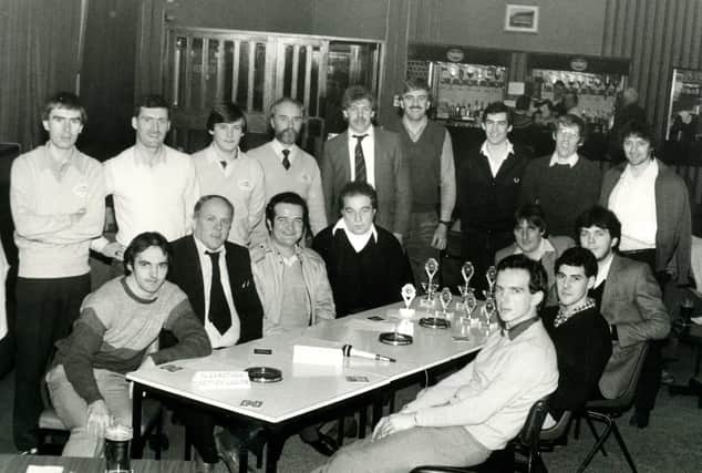 Pictured are the 1985 semi-finalists of the Warout Stadium Quiz.  Pictured are teams from Glenrothes Juniors (back right), West Lothian Whistlers (back left), the British Legion (front left) and Novar Rovers (front right) with quiz master Shane Fenton.