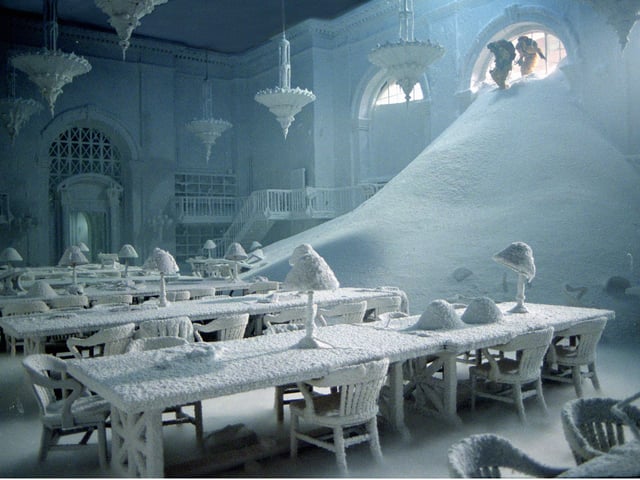 In Roland Emmerich's 2004 disaster film, paleoclimatologist Jack Hall forecasts that a worldwide storm will plunge the planet into a new ice age. When his predictions come true, Jack undertakes an epic and perilous journey to New York City in an attempt to rescue his teenage son.