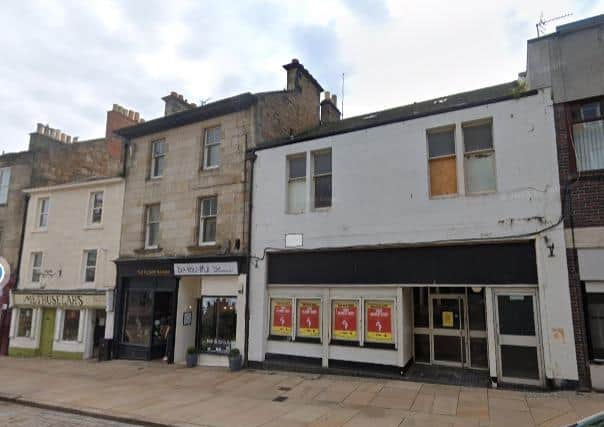 Plans have been approved to transform the former Ladbrokes premises at 302 High Street, Kirkcaldy into a new cafe. (Google Maps)