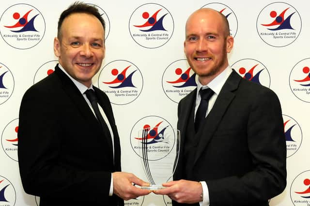 Derek Rae gets 2019 sports personality award from ex-Fife Free Press sports reporter Paul McCabe (Pic Paul Cranston)