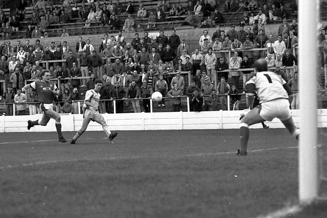 Steve WIlkinson on the attack for Stags in 1989, visiting Walsall won 2-0.