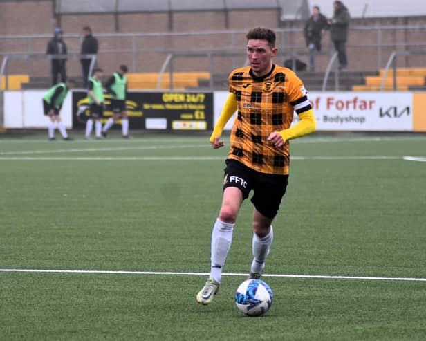 East Fife ace Pat Slattery in action captaining the team last campaign against Forfar Athletic (Photo: Kenny Mackay)