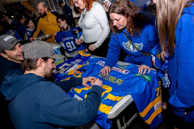The night was rounded off with a signing table which proved hugely popular as fans flocked to meet Shane Owen, Troy Lajeunesse and Kyle Osterberg.