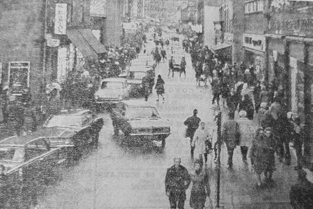 How the High Street in Kirkcaldy looked with traffic in December 1962 (Pic: Fife Free Press)
