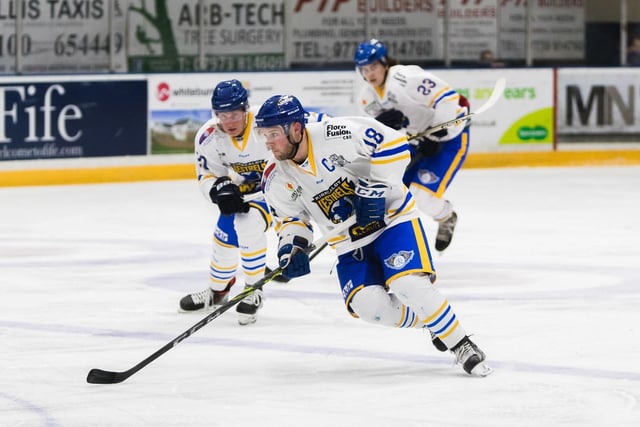 Kirkcaldy Kestrels clinched the title with a 2-1 victory over Dundee comets