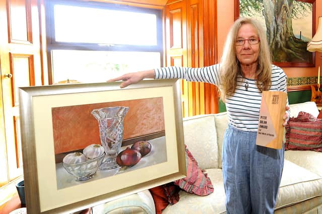 Gill with her award winning pastel picture. Pic: Fife Photo Agency.