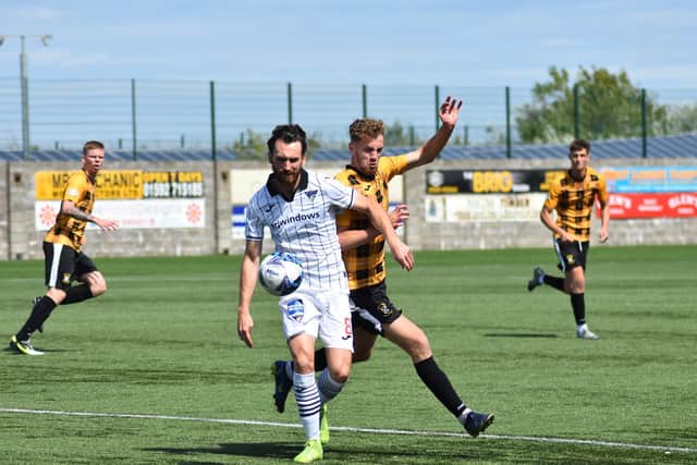 East Fife battle to get in behind the Dunfermline defence
