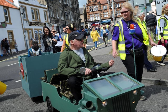 Lots of folk took part in the parade (Pic: Fife Photo Agency)