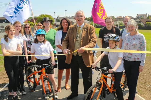 Provost Jim Leishman, Cllr Julie MacDougall, Cllr Lesley Backhouse, members of Burntisland Community Council and students from Burntisland Primary School.