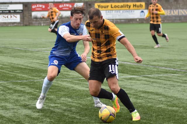 Kevin Smith looks to kick start a move up the park. Pic by Kenny Mackay