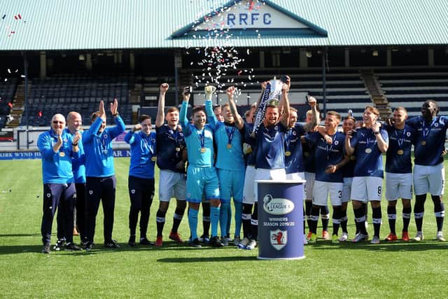 Benedictus raises the League One trophy in 2020. (Pic: Fife Photo Agency)
