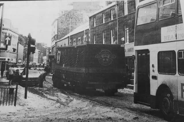 Gridlock on a snowy High Street in Kirkcaldy (Pic: Fife Free Press)