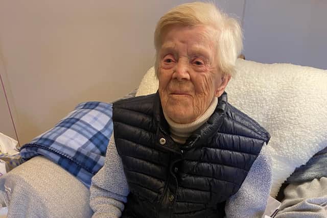 Annie Gourlay celebrated her 100th birthday with a special Robert Burns-themed cake.