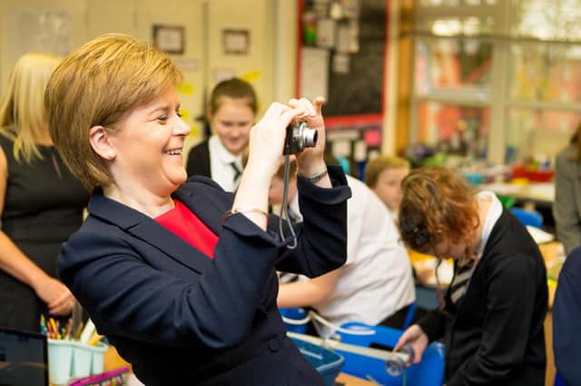 First Minister Nicola Sturgeon visits Warout Primary School in Glenrothes. 
She was shown around by P7 and P6 pupils