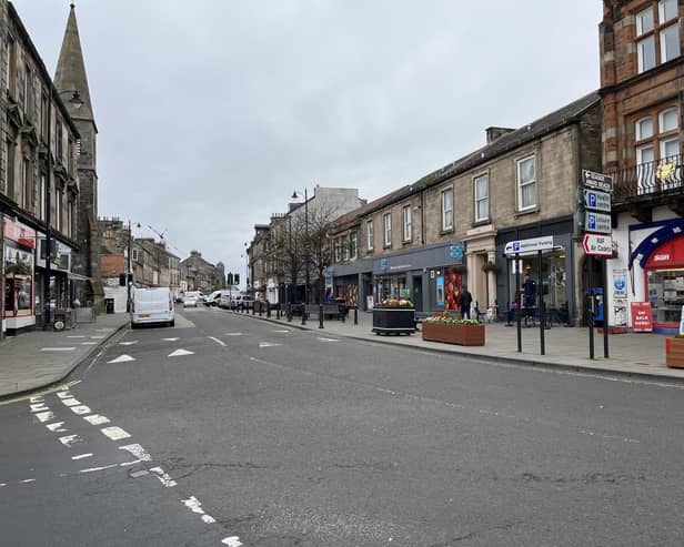Some shops in Burntisland High Street will be staying open late on Thursdays in the run up to Christmas.