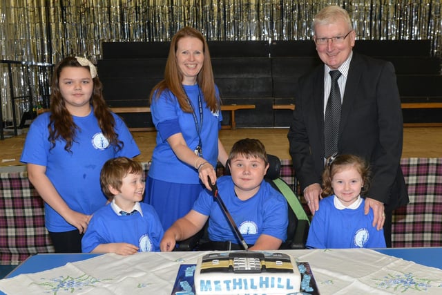 Methilhill Primary School celebrates the 25th anniversary of the new  school. Cutting the cake are the oldest and youngest pupils - Megan Cunningham, Mrs Meeks, Mr Small, front Jamie Guthrie, Shaun Duncan, and Ruby Cunningham.