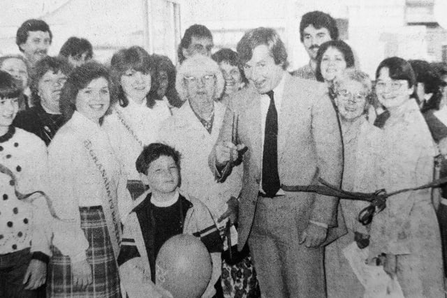Coronation Street star William Roache, who plays Ken Barlow in the TV soap, swapped Weatherfield for Kirkcaldy when he opened the new Granada TV renatl store on the High Street in 1984.