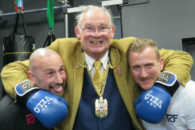 Provost Leishman gets up close with Jason McEvoy (left) and Colin Woods (right). (Pic:: Spreng Thomson)