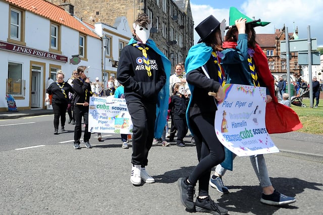 The parade winds its way through the town (Pic: Fife Photo Agency)