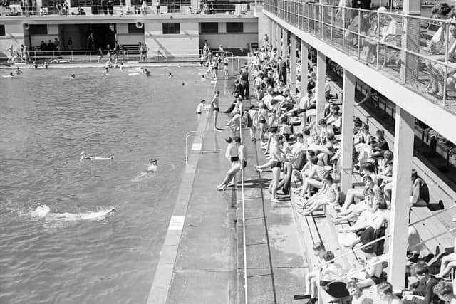 Burntisland open air swimming pool packed with holidaymakers