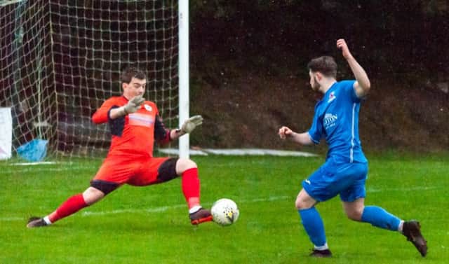 Jake Grady goes close with an attempt for St Andrews United against Ormiston ‘keeper Kieran Beveridge (picture by Matt Hooper)
