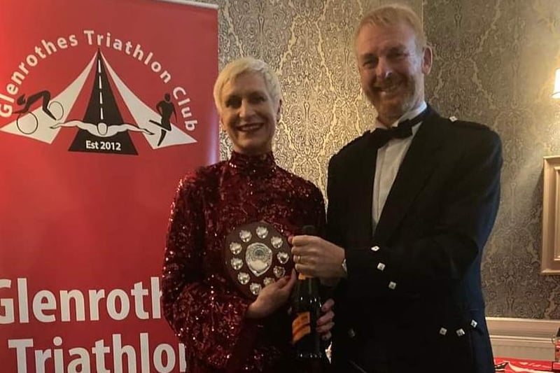 Laura van Zyl gets Female Duathlon Grand Prix Winner prize from Alan Harley, Glenrothes Tri Club coach and committee member