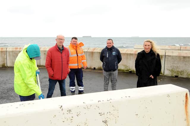Kirkcaldy Central councillor Alistair Cameron, Craig Hutton with members of the Community Payback Team and Louise Canny. Pic: Fife Photo Agency.