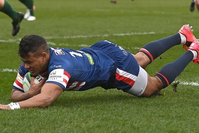 Maliq Holden dives over to score Knights’ opening try during the early exchanges.