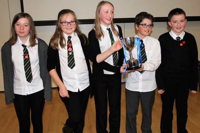 Glenrothes Rotary Club Feb 2017 school quiz winners Leon Mauny, Ewan Imrie, Jessica Murray, Katie Smith, Erin Farquhar from Collydean Primary School